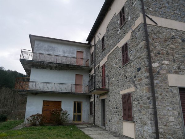 villa in vendita a Zeri in zona Castello
