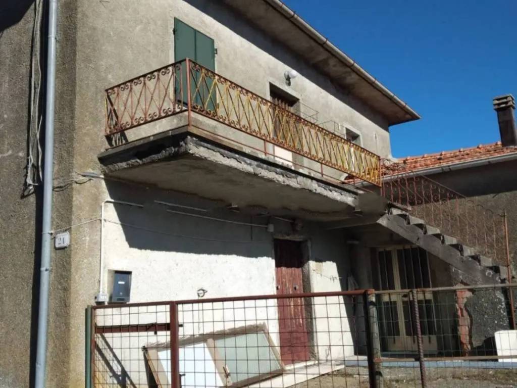 casa indipendente in vendita a Zeri in zona Rossano