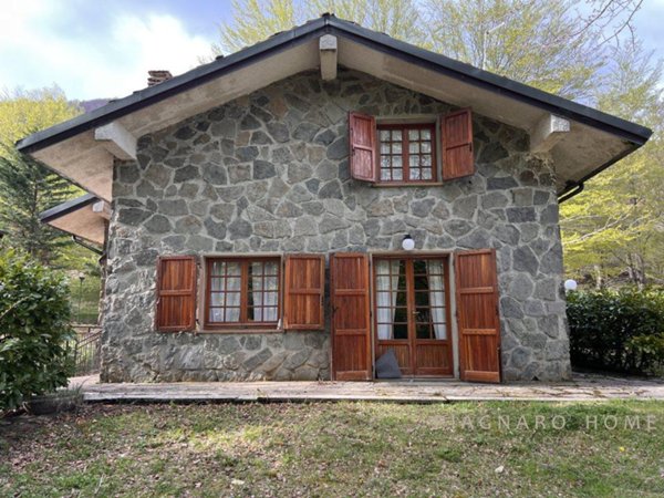 casa indipendente in vendita a Zeri in zona Villaggio Aracci