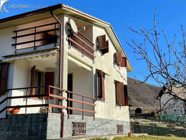 casa indipendente in vendita a Zeri in zona Coloretta