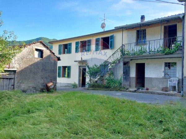 casa indipendente in vendita a Zeri in zona Rossano