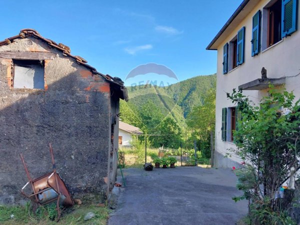 casa indipendente in vendita a Zeri in zona Rossano