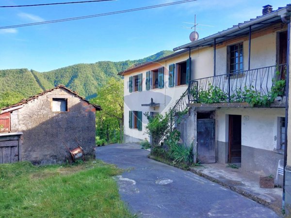 casa indipendente in vendita a Zeri in zona Rossano