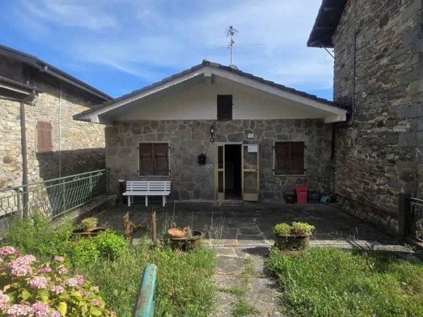 casa indipendente in vendita a Zeri in zona Patigno