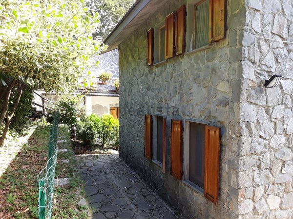 casa indipendente in vendita a Zeri in zona Villaggio Aracci