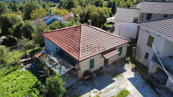 casa indipendente in vendita a Zeri in zona Patigno