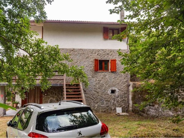 casa indipendente in vendita a Zeri in zona Villaggio Aracci