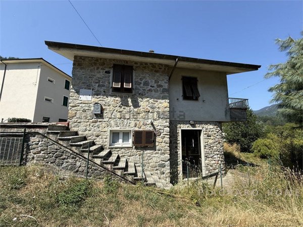 casa indipendente in vendita a Zeri in zona Coloretta