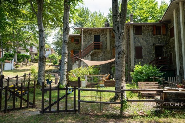casa indipendente in vendita a Zeri in zona Villaggio Aracci