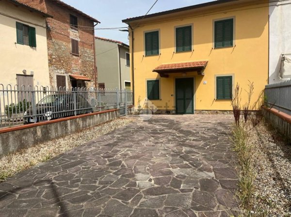 casa indipendente in vendita ad Altopascio in zona Badia Pozzeveri