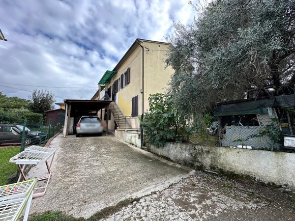 casa indipendente in vendita ad Altopascio in zona Badia Pozzeveri