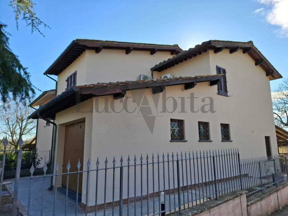 casa indipendente in vendita ad Altopascio in zona Badia Pozzeveri