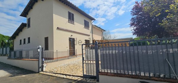 casa indipendente in vendita ad Altopascio in zona Badia Pozzeveri