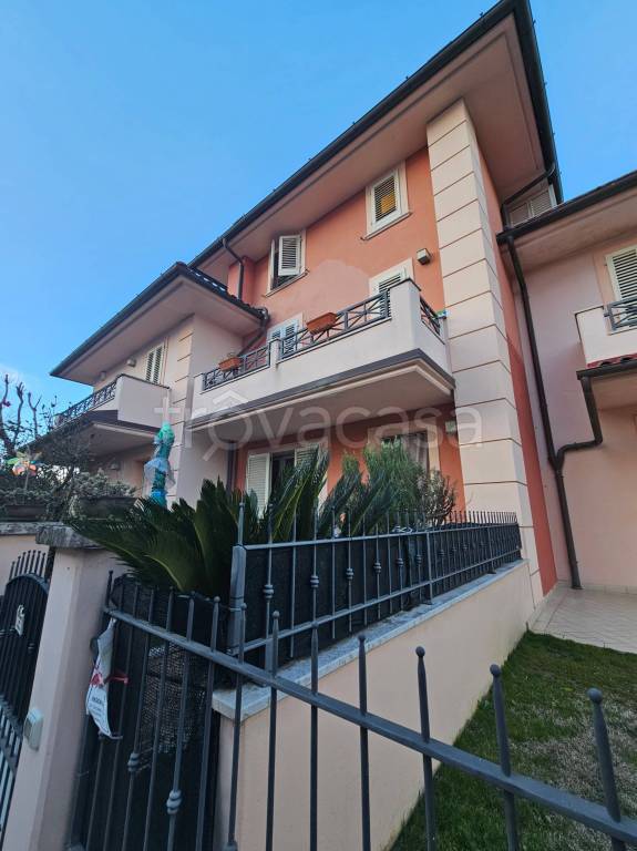 casa indipendente in vendita ad Altopascio