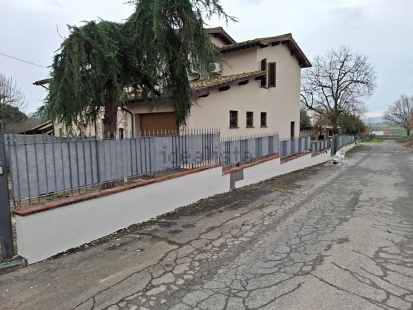 casa indipendente in vendita ad Altopascio in zona Badia Pozzeveri