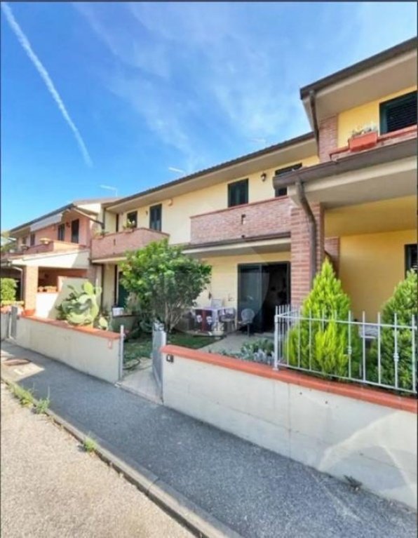 casa indipendente in vendita ad Altopascio in zona Badia Pozzeveri