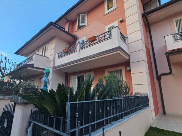 casa indipendente in vendita ad Altopascio in zona Badia Pozzeveri