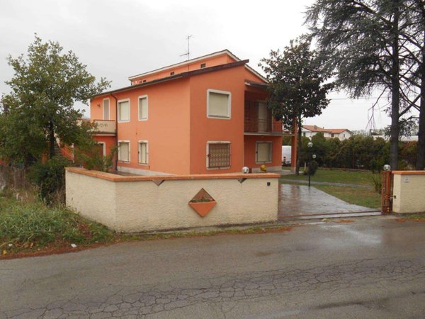 intera palazzina in vendita ad Altopascio in zona Badia Pozzeveri