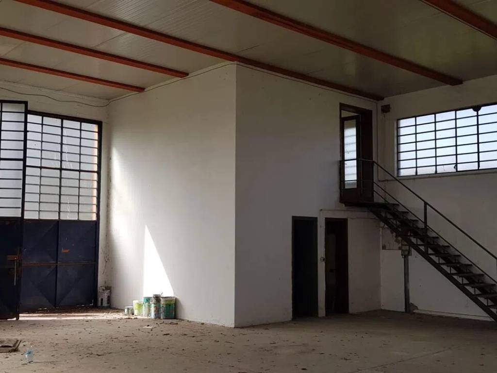 locale commerciale in vendita ad Altopascio in zona Badia Pozzeveri