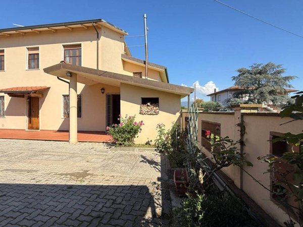 casa indipendente in vendita ad Altopascio in zona Spianate