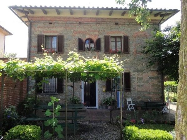 casa indipendente in vendita ad Altopascio in zona Badia Pozzeveri