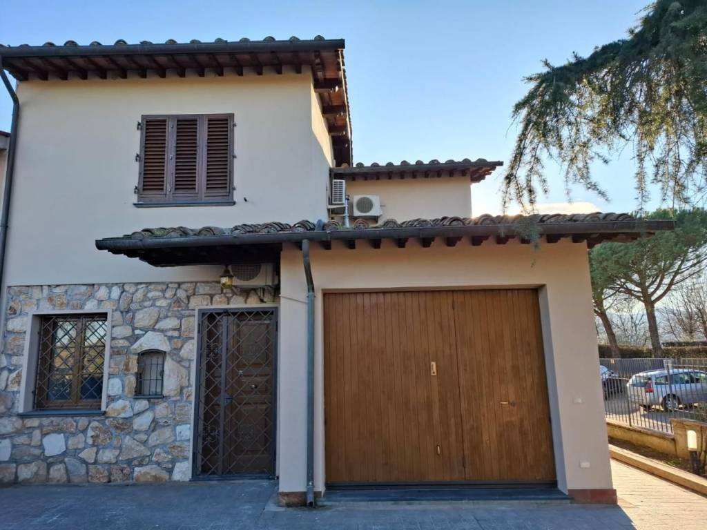 casa indipendente in vendita ad Altopascio in zona Badia Pozzeveri