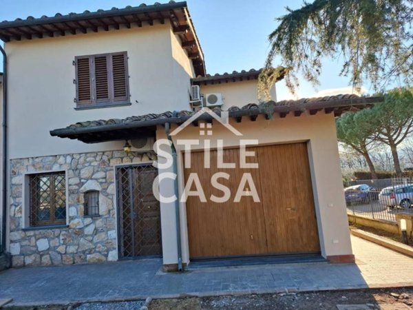 casa indipendente in vendita ad Altopascio in zona Badia Pozzeveri