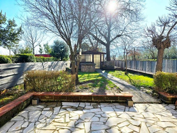 casa indipendente in vendita ad Altopascio in zona Badia Pozzeveri