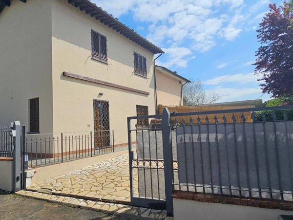casa indipendente in vendita ad Altopascio in zona Badia Pozzeveri