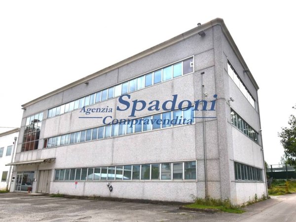 locale commerciale in vendita ad Altopascio in zona Badia Pozzeveri