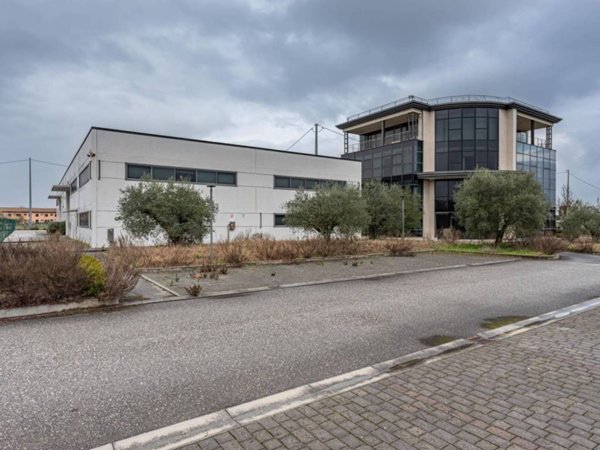 locale commerciale in vendita ad Altopascio in zona Spianate