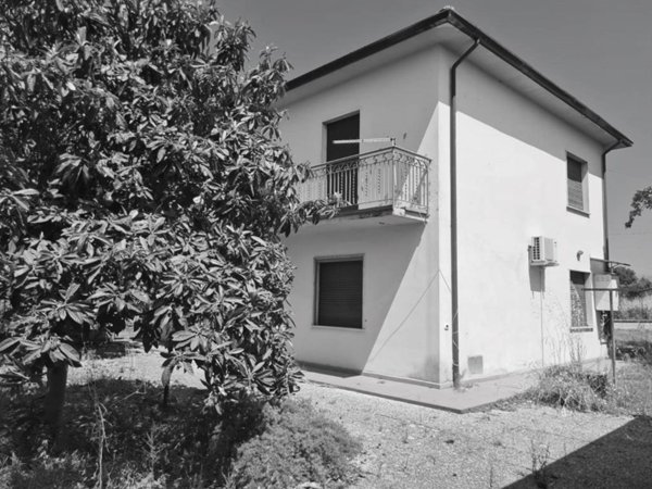casa indipendente in vendita ad Altopascio in zona Badia Pozzeveri