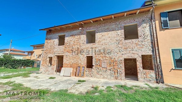 casa indipendente in vendita ad Altopascio in zona Spianate