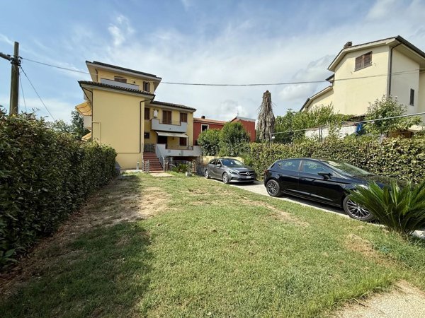 casa indipendente in vendita ad Altopascio in zona Badia Pozzeveri