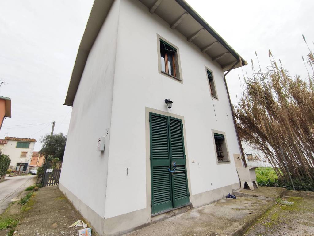 casa indipendente in vendita ad Altopascio in zona Badia Pozzeveri