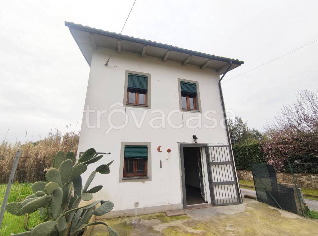 casa indipendente in vendita ad Altopascio in zona Badia Pozzeveri