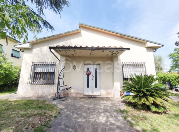 casa indipendente in vendita ad Altopascio in zona Badia Pozzeveri