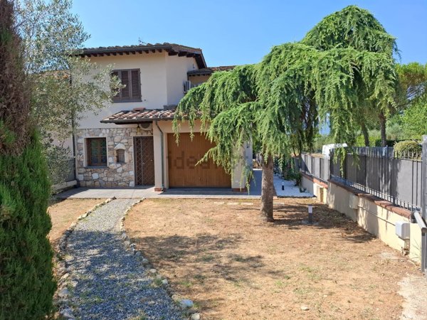 casa indipendente in vendita ad Altopascio in zona Badia Pozzeveri