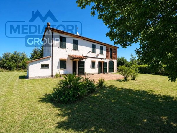 casa indipendente in vendita ad Altopascio in zona Badia Pozzeveri
