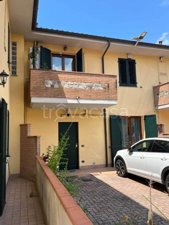 casa indipendente in vendita ad Altopascio in zona Badia Pozzeveri