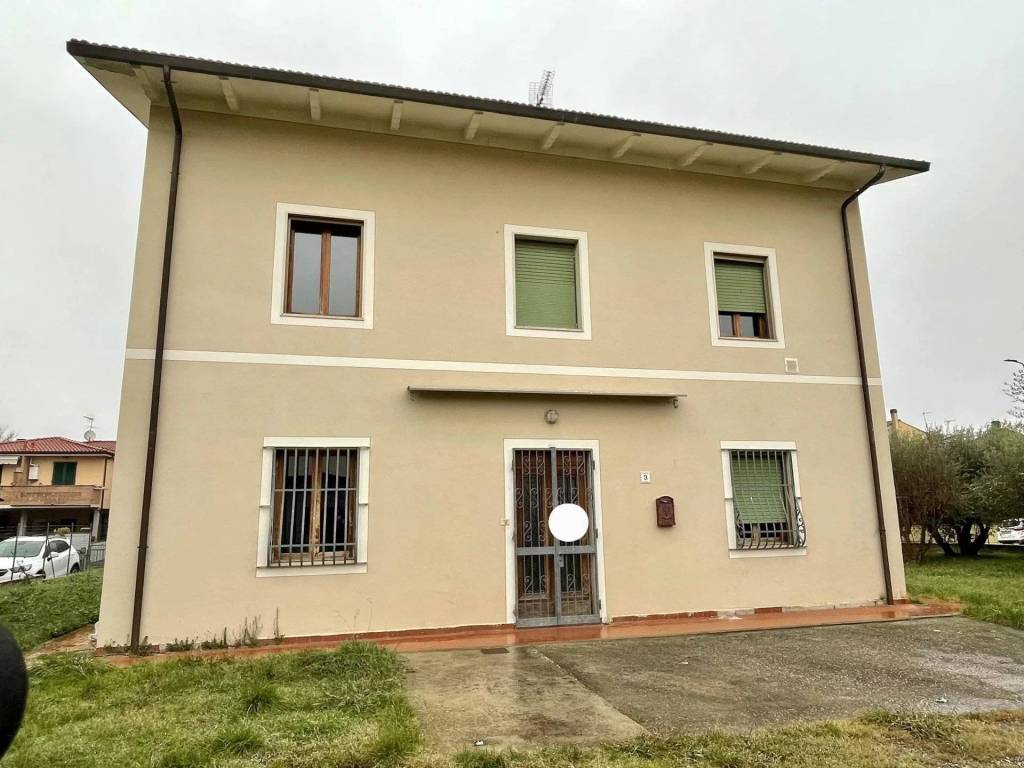 casa indipendente in vendita ad Altopascio in zona Badia Pozzeveri