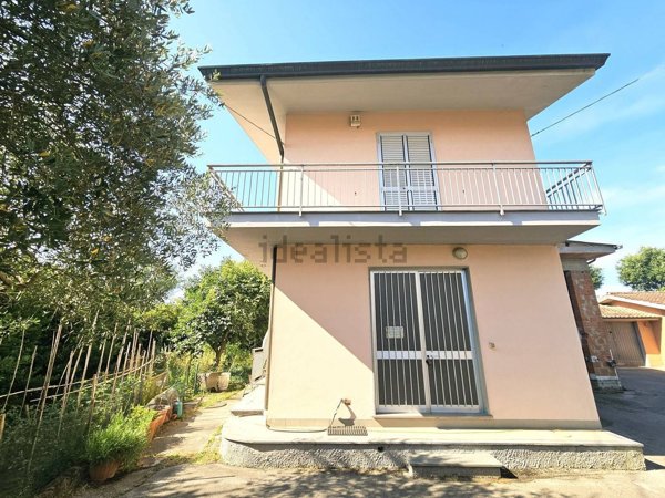 locale commerciale in vendita ad Altopascio in zona Badia Pozzeveri