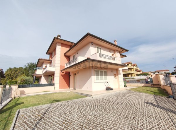 casa indipendente in vendita ad Altopascio in zona Badia Pozzeveri
