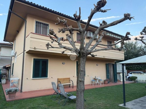 casa indipendente in vendita ad Altopascio in zona Badia Pozzeveri