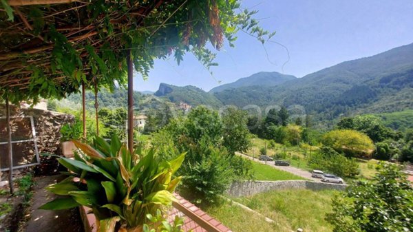 casa indipendente in vendita a Bagni di Lucca