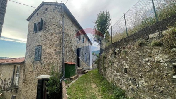 casa indipendente in vendita a Bagni di Lucca in zona San Cassiano di Controni