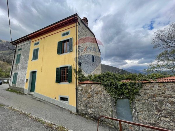 casa indipendente in vendita a Bagni di Lucca in zona San Cassiano di Controni