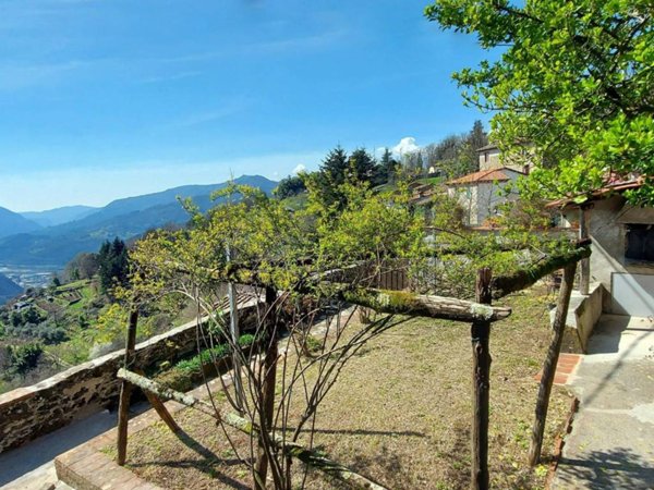 casa indipendente in vendita a Bagni di Lucca