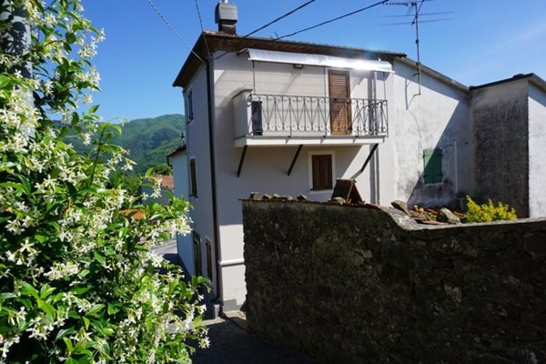 casa indipendente in vendita a Bagni di Lucca in zona Lugliano