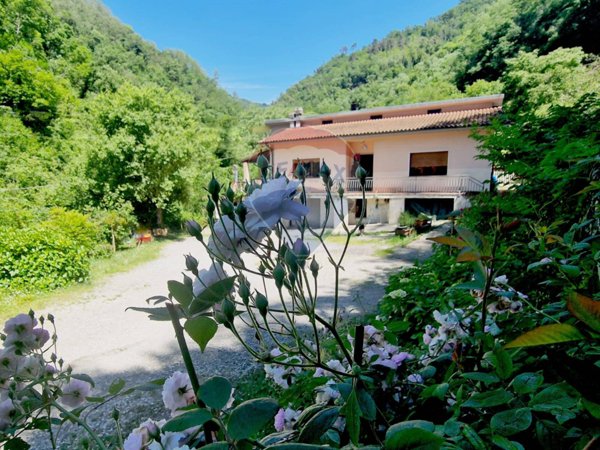 casa indipendente in vendita a Bagni di Lucca in zona La Villa